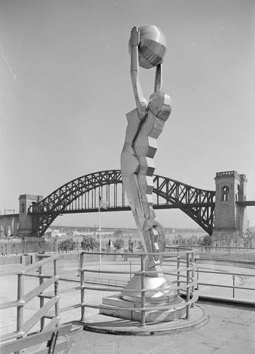 Astoria Pool statue