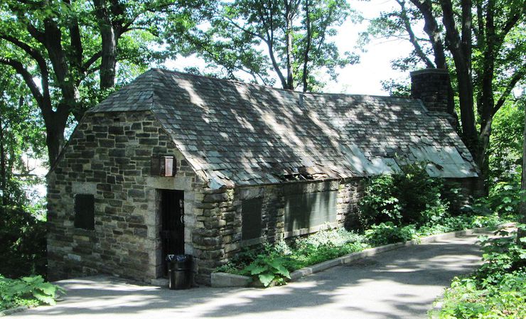 1280px-2014_Fort_Tryon_Park_building